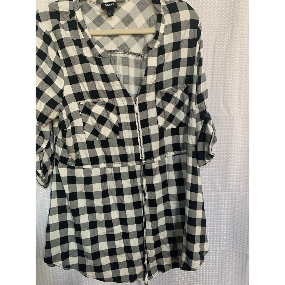 Torrid Women Size 1x Black And White Check Short Sleeved Shirt